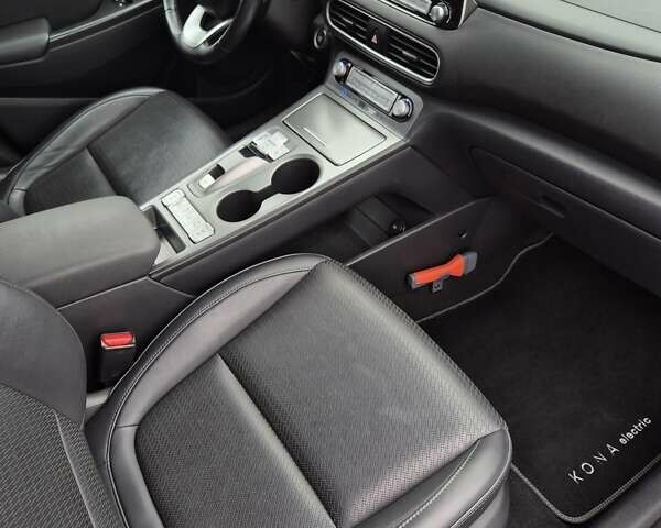 Сірий Хендай Kona, об'ємом двигуна 0 л та пробігом 99 тис. км за 19499 $, фото 30 на Automoto.ua