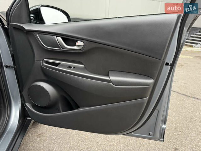 Сірий Хендай Kona, об'ємом двигуна 1.6 л та пробігом 32 тис. км за 18999 $, фото 19 на Automoto.ua