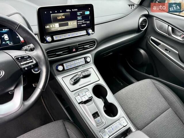 Серый Хендай Kona, объемом двигателя 0 л и пробегом 74 тыс. км за 15250 $, фото 55 на Automoto.ua