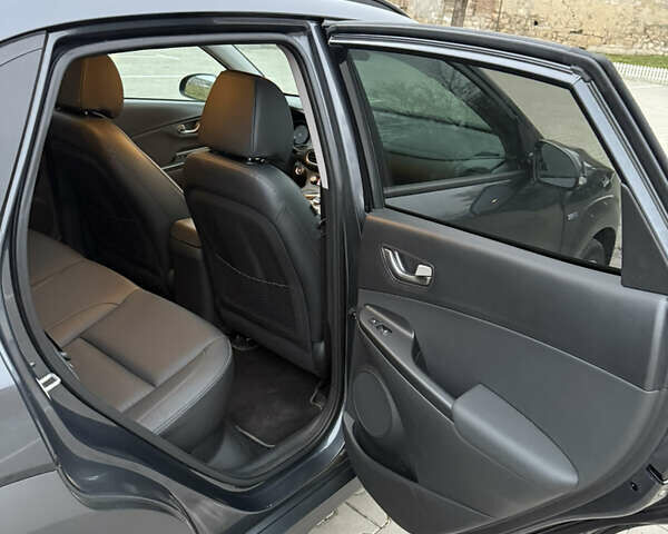 Сірий Хендай Kona, об'ємом двигуна 0 л та пробігом 98 тис. км за 17900 $, фото 22 на Automoto.ua