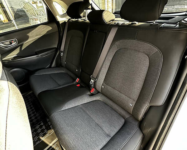 Серый Хендай Kona, объемом двигателя 0 л и пробегом 38 тыс. км за 19500 $, фото 19 на Automoto.ua