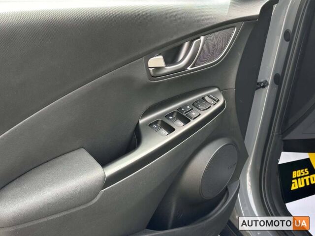 Серый Хендай Kona, объемом двигателя 64 л и пробегом 65 тыс. км за 22500 $, фото 5 на Automoto.ua