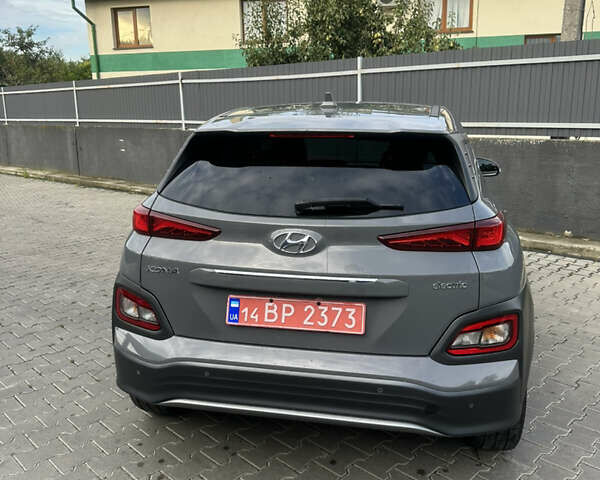 Сірий Хендай Kona, об'ємом двигуна 0 л та пробігом 56 тис. км за 17900 $, фото 6 на Automoto.ua