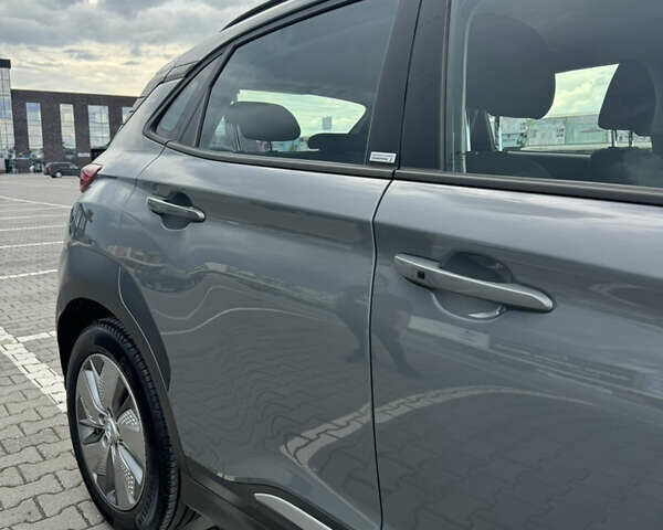 Серый Хендай Kona, объемом двигателя 0 л и пробегом 52 тыс. км за 16300 $, фото 5 на Automoto.ua