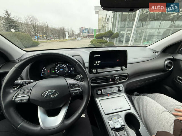 Серый Хендай Kona, объемом двигателя 0 л и пробегом 69 тыс. км за 15600 $, фото 19 на Automoto.ua