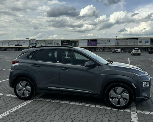 Серый Хендай Kona, объемом двигателя 0 л и пробегом 52 тыс. км за 16300 $, фото 4 на Automoto.ua