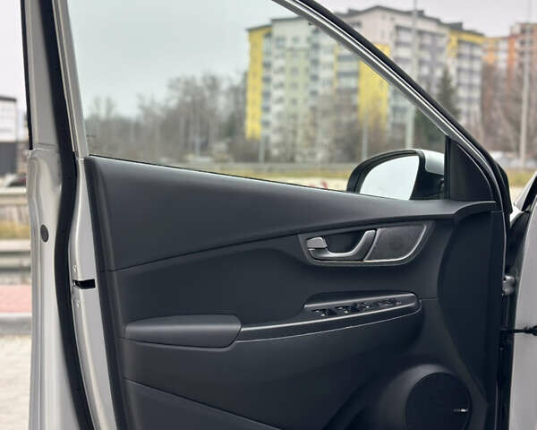 Серый Хендай Kona, объемом двигателя 0 л и пробегом 62 тыс. км за 18900 $, фото 37 на Automoto.ua