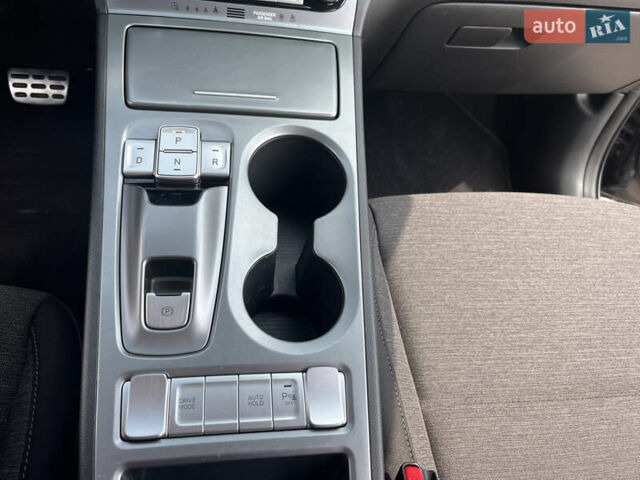 Сірий Хендай Kona, об'ємом двигуна 0 л та пробігом 50 тис. км за 14999 $, фото 47 на Automoto.ua