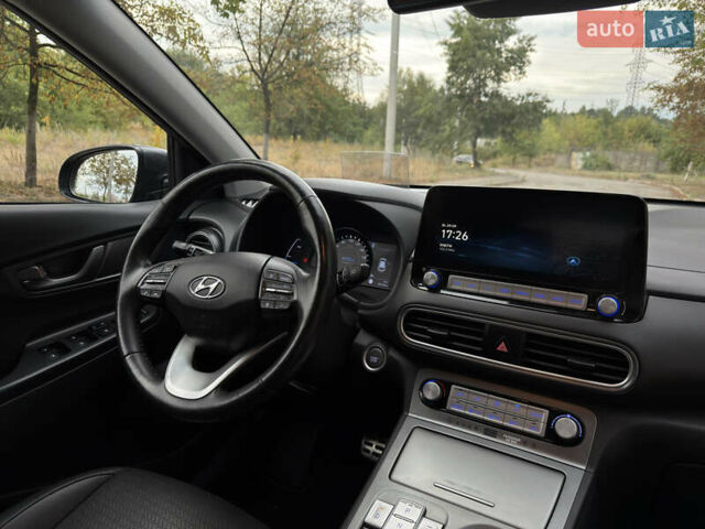 Серый Хендай Kona, объемом двигателя 0 л и пробегом 108 тыс. км за 18700 $, фото 8 на Automoto.ua