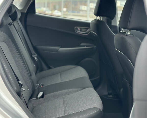 Серый Хендай Kona, объемом двигателя 0 л и пробегом 62 тыс. км за 18900 $, фото 31 на Automoto.ua