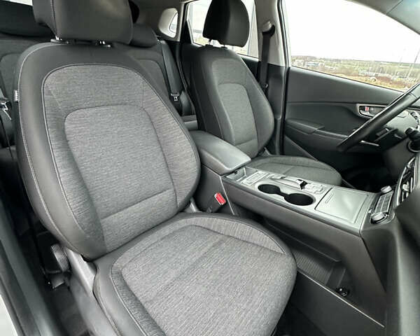 Серый Хендай Kona, объемом двигателя 0 л и пробегом 62 тыс. км за 18900 $, фото 34 на Automoto.ua