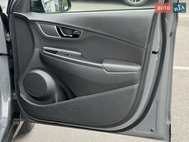 Серый Хендай Kona, объемом двигателя 1.6 л и пробегом 54 тыс. км за 20950 $, фото 50 на Automoto.ua