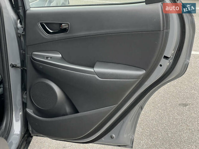 Серый Хендай Kona, объемом двигателя 1.6 л и пробегом 54 тыс. км за 20950 $, фото 46 на Automoto.ua