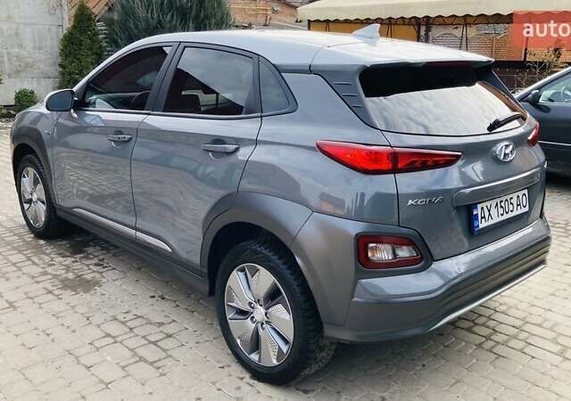 Серый Хендай Kona, объемом двигателя 0 л и пробегом 41 тыс. км за 18200 $, фото 4 на Automoto.ua