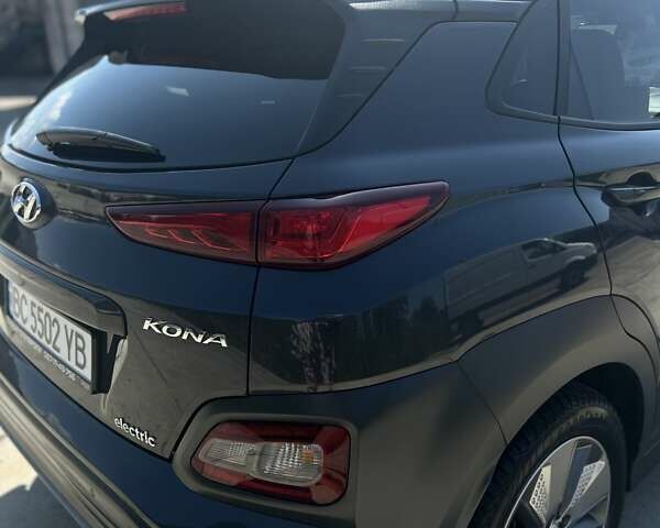 Серый Хендай Kona, объемом двигателя 0 л и пробегом 30 тыс. км за 21100 $, фото 30 на Automoto.ua