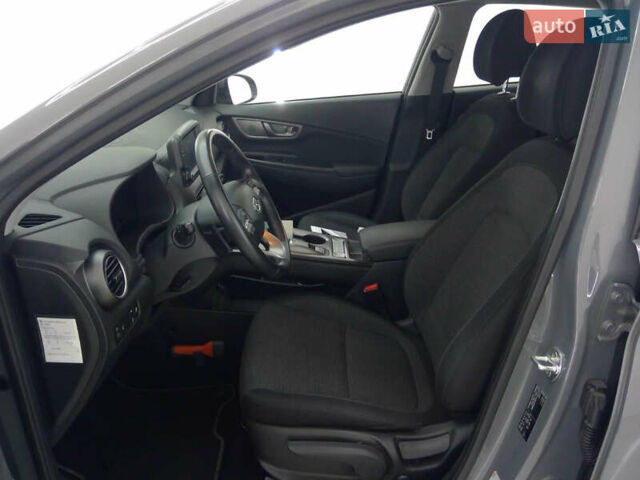 Серый Хендай Kona, объемом двигателя 0 л и пробегом 102 тыс. км за 16300 $, фото 4 на Automoto.ua