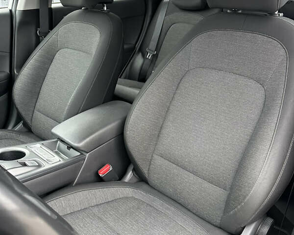 Серый Хендай Kona, объемом двигателя 0 л и пробегом 62 тыс. км за 18900 $, фото 26 на Automoto.ua