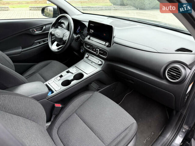 Серый Хендай Kona, объемом двигателя 0 л и пробегом 69 тыс. км за 15600 $, фото 16 на Automoto.ua
