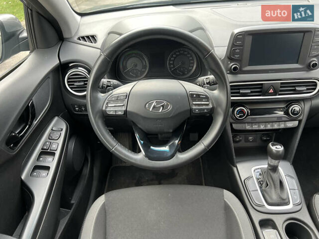 Серый Хендай Kona, объемом двигателя 1.6 л и пробегом 54 тыс. км за 20950 $, фото 32 на Automoto.ua