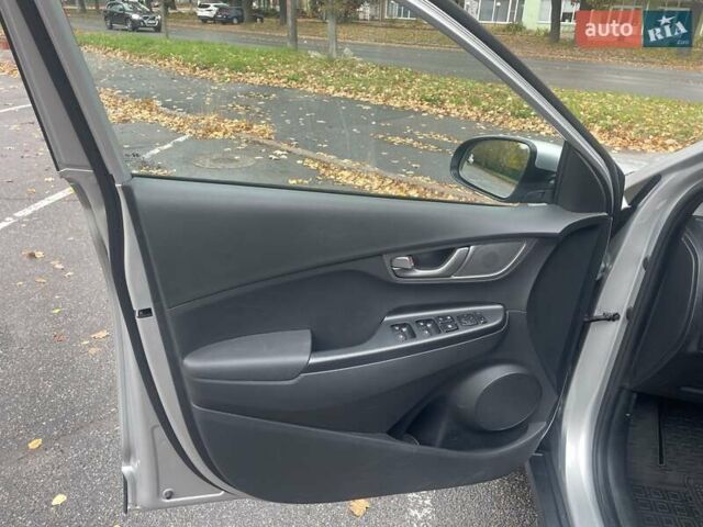 Серый Хендай Kona, объемом двигателя 0 л и пробегом 114 тыс. км за 17100 $, фото 21 на Automoto.ua