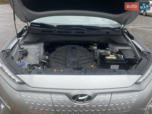 Серый Хендай Kona, объемом двигателя 0 л и пробегом 114 тыс. км за 17100 $, фото 49 на Automoto.ua