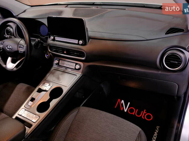 Серый Хендай Kona, объемом двигателя 0 л и пробегом 88 тыс. км за 20300 $, фото 44 на Automoto.ua