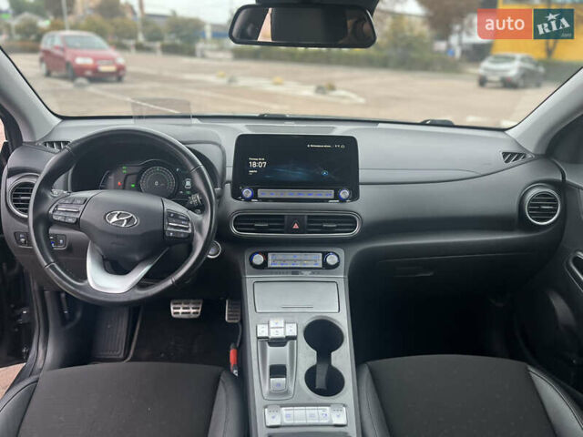 Серый Хендай Kona, объемом двигателя 0 л и пробегом 98 тыс. км за 17700 $, фото 5 на Automoto.ua