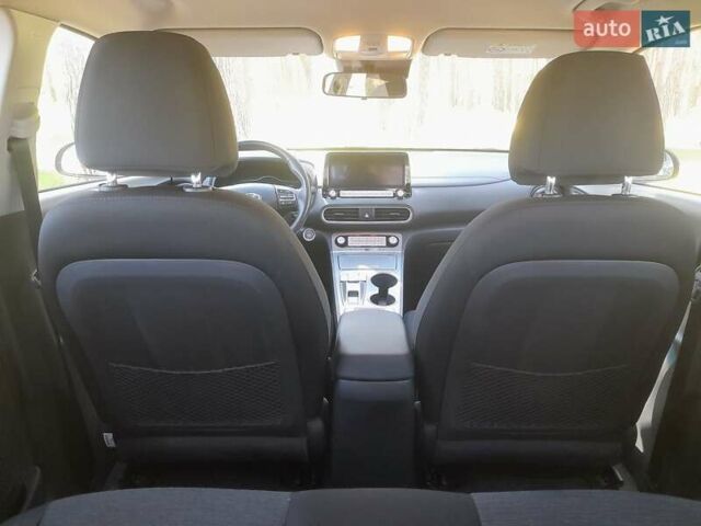 Серый Хендай Kona, объемом двигателя 0 л и пробегом 86 тыс. км за 15500 $, фото 12 на Automoto.ua