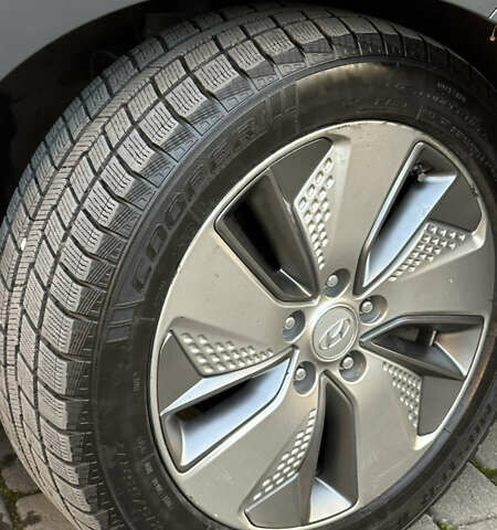 Сірий Хендай Kona, об'ємом двигуна 0 л та пробігом 137 тис. км за 16900 $, фото 10 на Automoto.ua