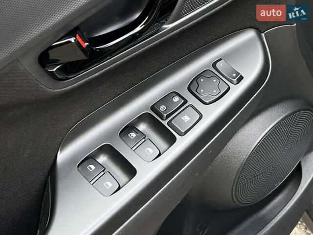 Серый Хендай Kona, объемом двигателя 1.6 л и пробегом 54 тыс. км за 20950 $, фото 28 на Automoto.ua