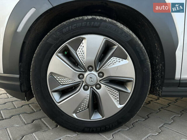 Серый Хендай Kona, объемом двигателя 0 л и пробегом 86 тыс. км за 16000 $, фото 57 на Automoto.ua