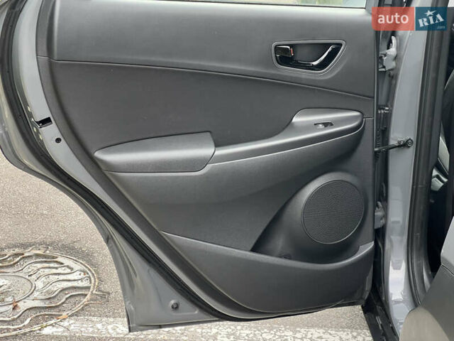Серый Хендай Kona, объемом двигателя 1.6 л и пробегом 54 тыс. км за 20950 $, фото 39 на Automoto.ua