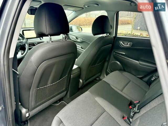 Серый Хендай Kona, объемом двигателя 0 л и пробегом 74 тыс. км за 15250 $, фото 90 на Automoto.ua