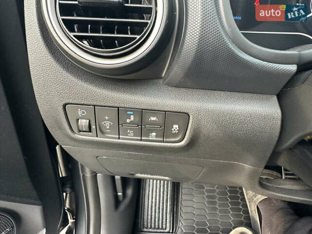 Серый Хендай Kona, объемом двигателя 0 л и пробегом 117 тыс. км за 17500 $, фото 22 на Automoto.ua