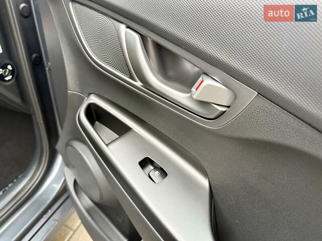 Серый Хендай Kona, объемом двигателя 0 л и пробегом 74 тыс. км за 15250 $, фото 68 на Automoto.ua