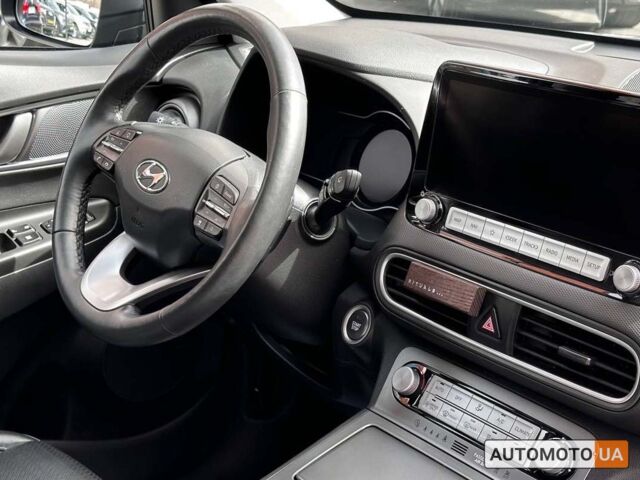 Серый Хендай Kona, объемом двигателя 64 л и пробегом 65 тыс. км за 22500 $, фото 9 на Automoto.ua