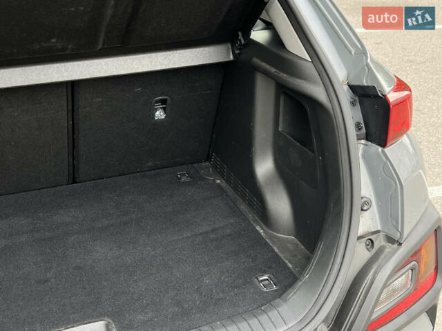 Серый Хендай Kona, объемом двигателя 1.6 л и пробегом 54 тыс. км за 20950 $, фото 45 на Automoto.ua