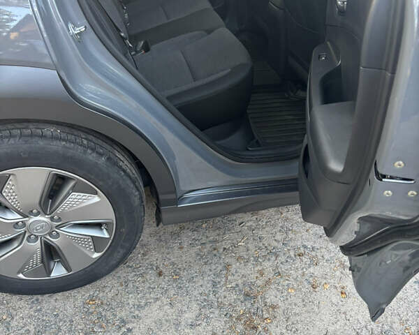 Сірий Хендай Kona, об'ємом двигуна 0 л та пробігом 43 тис. км за 15500 $, фото 43 на Automoto.ua