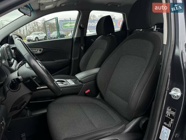 Серый Хендай Kona, объемом двигателя 0 л и пробегом 95 тыс. км за 17200 $, фото 14 на Automoto.ua