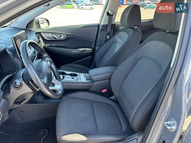 Серый Хендай Kona, объемом двигателя 0 л и пробегом 51 тыс. км за 15800 $, фото 11 на Automoto.ua