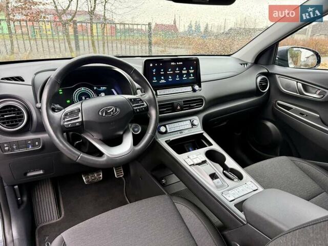 Серый Хендай Kona, объемом двигателя 0 л и пробегом 74 тыс. км за 15250 $, фото 48 на Automoto.ua