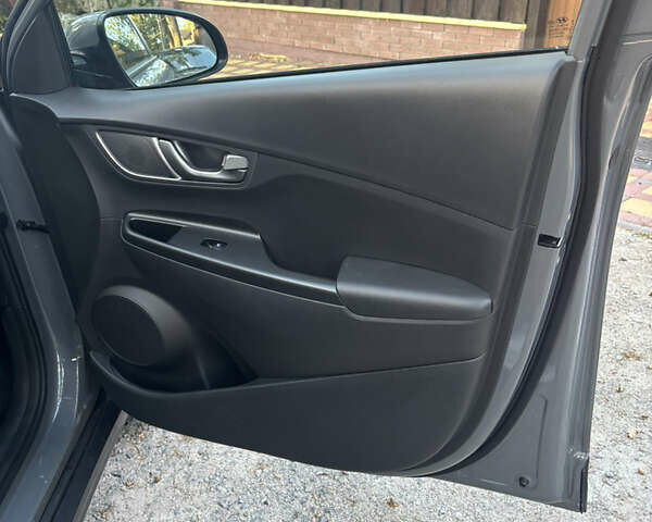 Сірий Хендай Kona, об'ємом двигуна 0 л та пробігом 43 тис. км за 15500 $, фото 46 на Automoto.ua