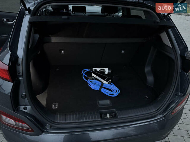 Серый Хендай Kona, объемом двигателя 0 л и пробегом 98 тыс. км за 18300 $, фото 21 на Automoto.ua