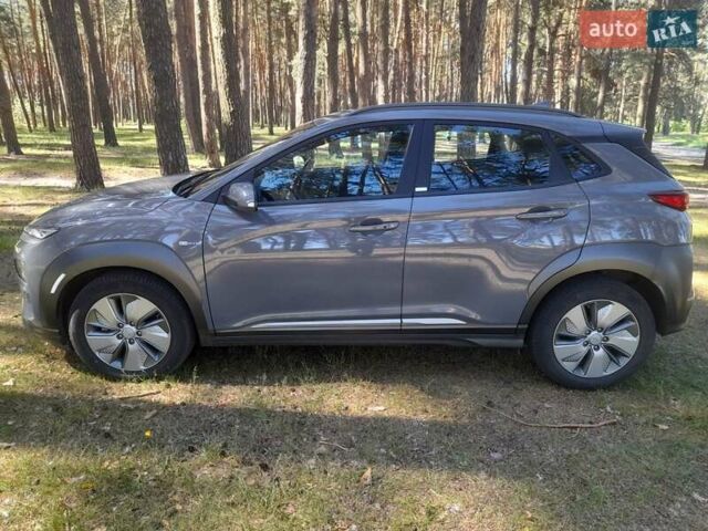Серый Хендай Kona, объемом двигателя 0 л и пробегом 86 тыс. км за 15500 $, фото 6 на Automoto.ua