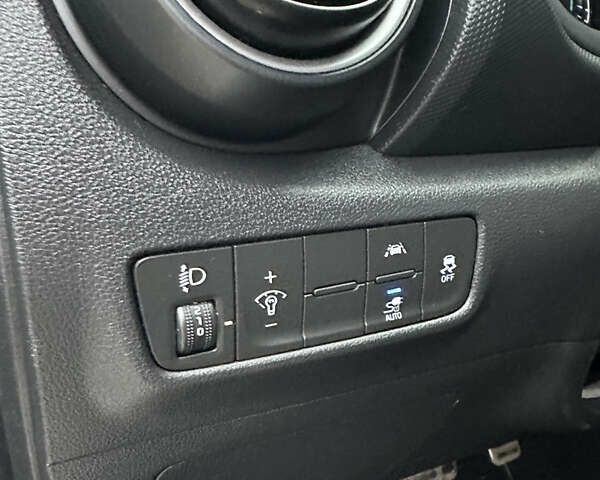 Серый Хендай Kona, объемом двигателя 0 л и пробегом 38 тыс. км за 18999 $, фото 15 на Automoto.ua