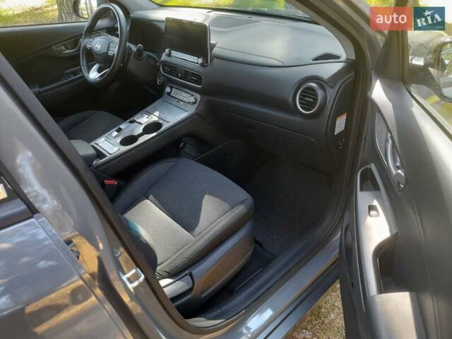 Серый Хендай Kona, объемом двигателя 0 л и пробегом 86 тыс. км за 15500 $, фото 10 на Automoto.ua