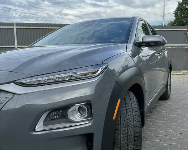 Сірий Хендай Kona, об'ємом двигуна 0 л та пробігом 56 тис. км за 17900 $, фото 3 на Automoto.ua