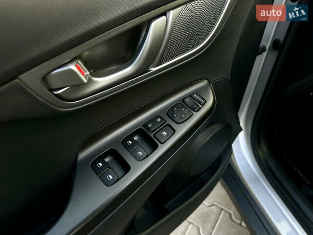 Серый Хендай Kona, объемом двигателя 0 л и пробегом 86 тыс. км за 16000 $, фото 25 на Automoto.ua
