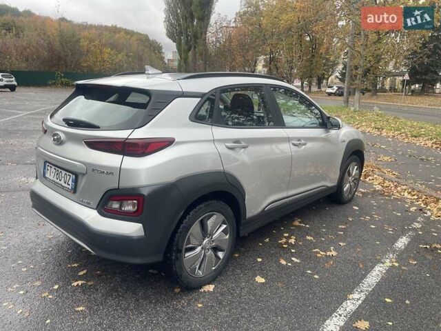 Серый Хендай Kona, объемом двигателя 0 л и пробегом 114 тыс. км за 17100 $, фото 5 на Automoto.ua