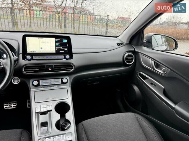 Серый Хендай Kona, объемом двигателя 0 л и пробегом 74 тыс. км за 15250 $, фото 93 на Automoto.ua